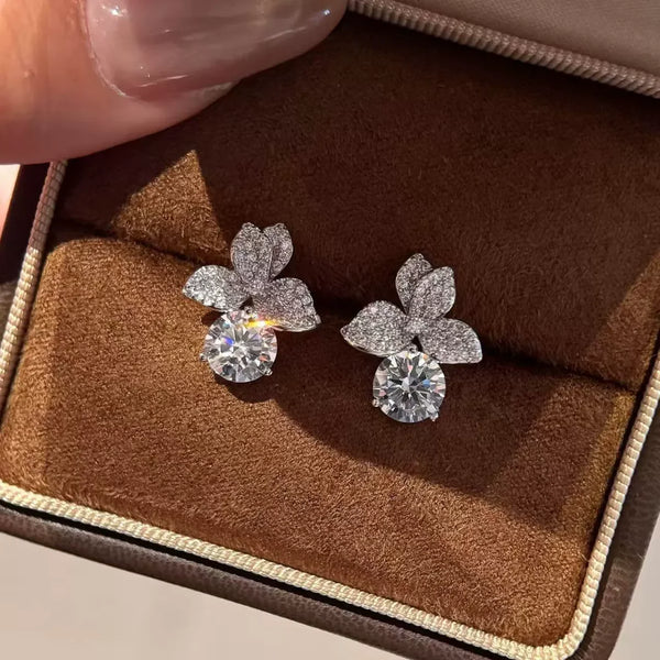 Presentation view showcasing the open signature Finoro soft-touch gift box with the leaf studs resting inside.